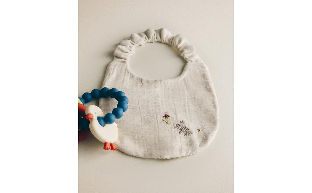 EMBROIDERED MUSLIN BABY BIB