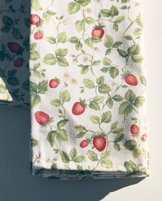 PACK OF STRAWBERRY NAPKINS (PACK OF 2)
