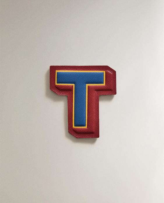 皮革字母 T 贴饰