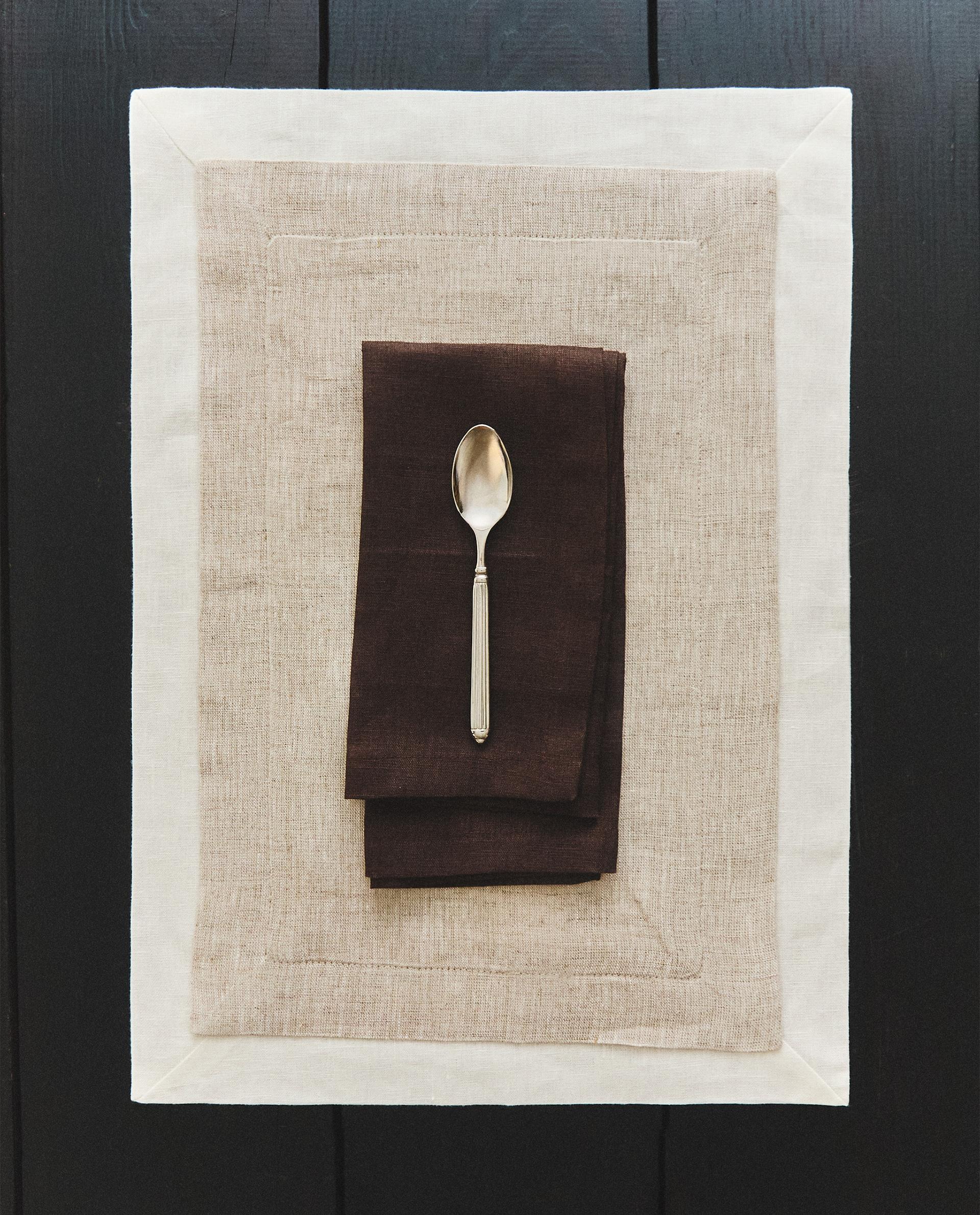DOUBLE-LAYER PLACEMAT