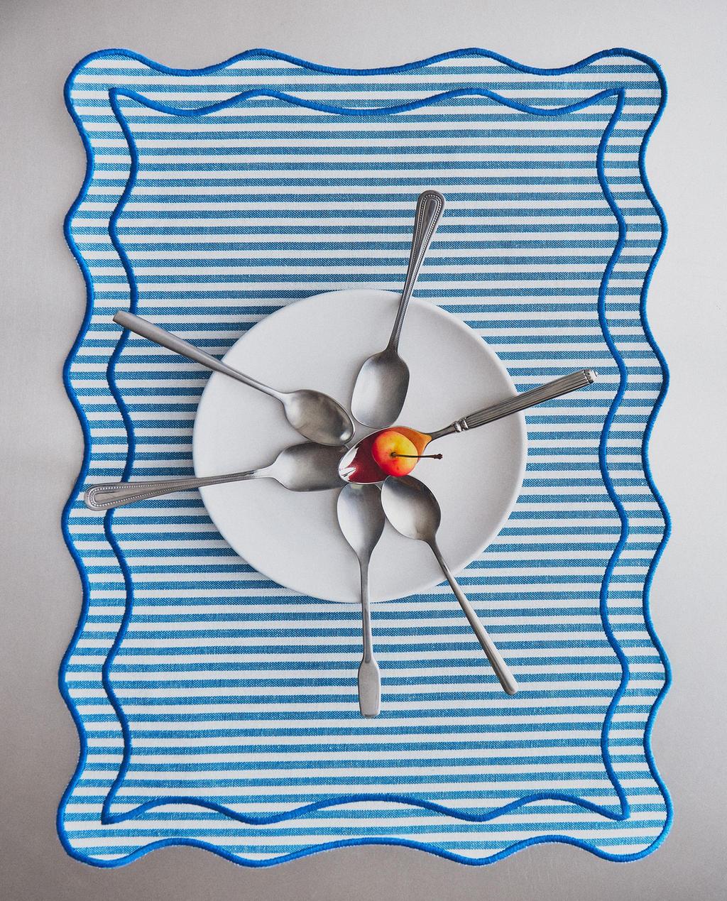 STRIPED SCALLOPED PLACEMAT
