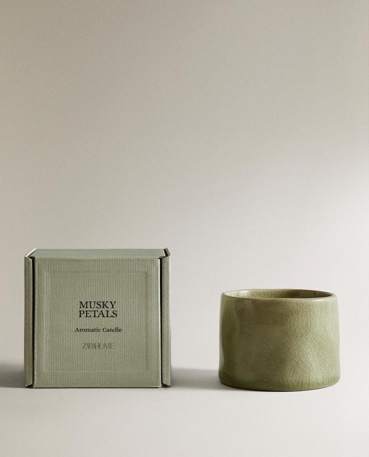 (150 G) MUSKY PETALS SCENTED CANDLE