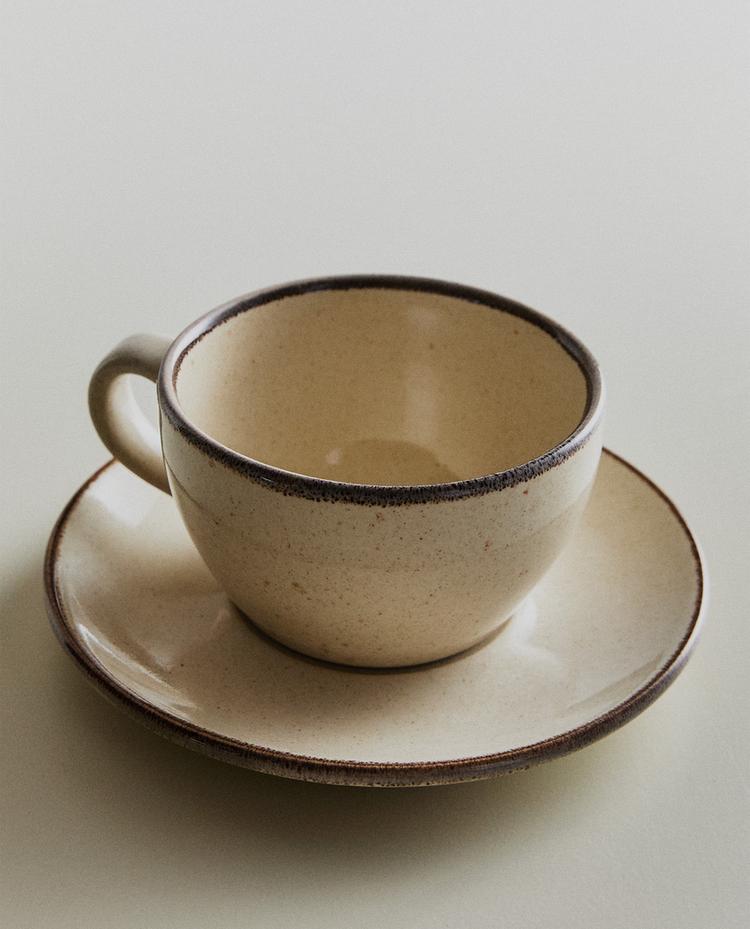 炻瓷茶杯和甜点盘