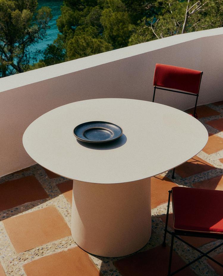OUTDOOR FORGED METAL TABLE AND CHAIRS