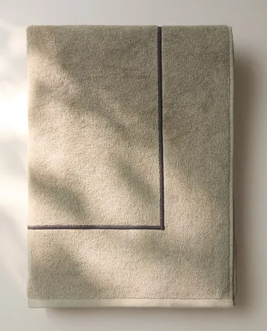 BEACH TOWEL WITH PLAIN BORDER