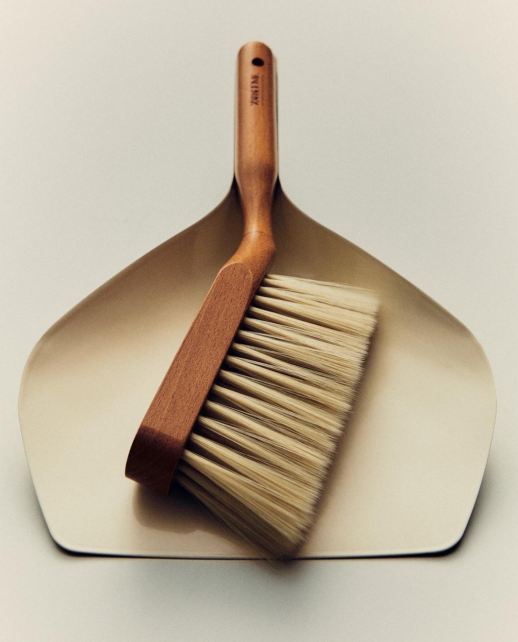 DUSTPAN AND BRUSH SET
