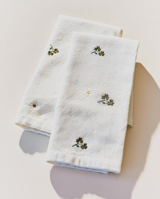 PACK OF EMBROIDERED CLOVER AND DAISY NAPKINS (PACK OF 2)