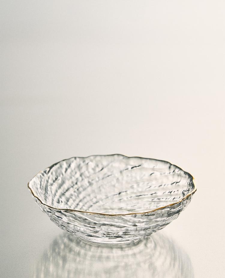 金色边缘玻璃碗