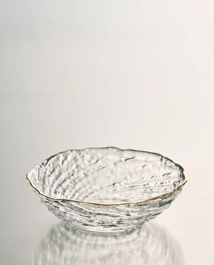 金色边缘玻璃碗