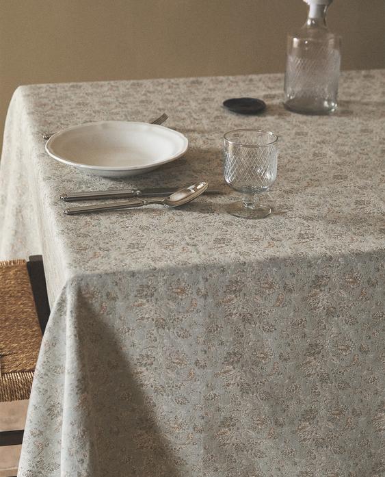FLORAL JACQUARD TABLECLOTH