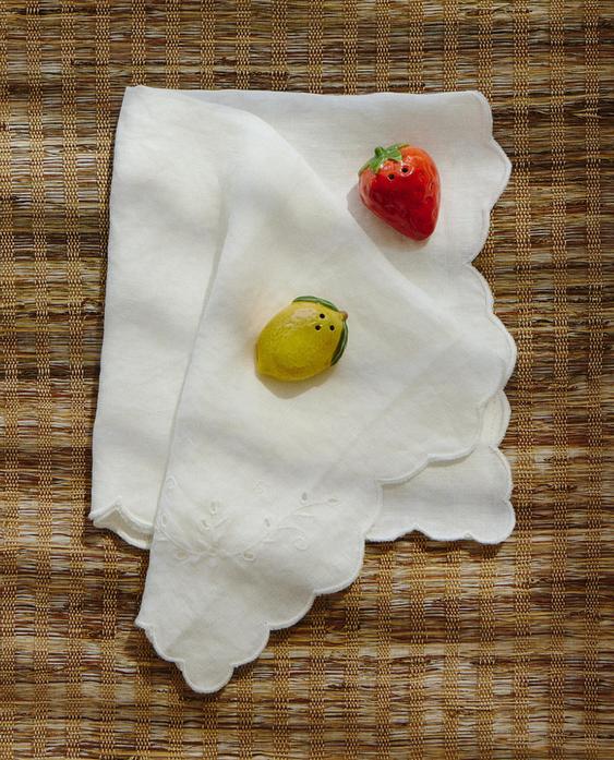 NAPKIN, SALT AND PEPPER SHAKERS