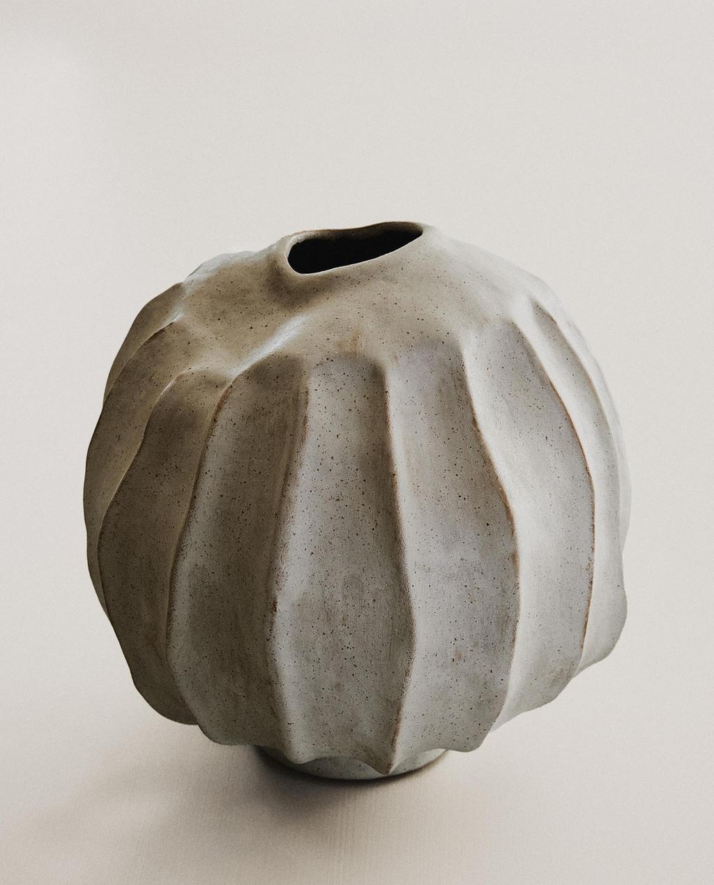 DECORATIVE ROUND CERAMIC VASE