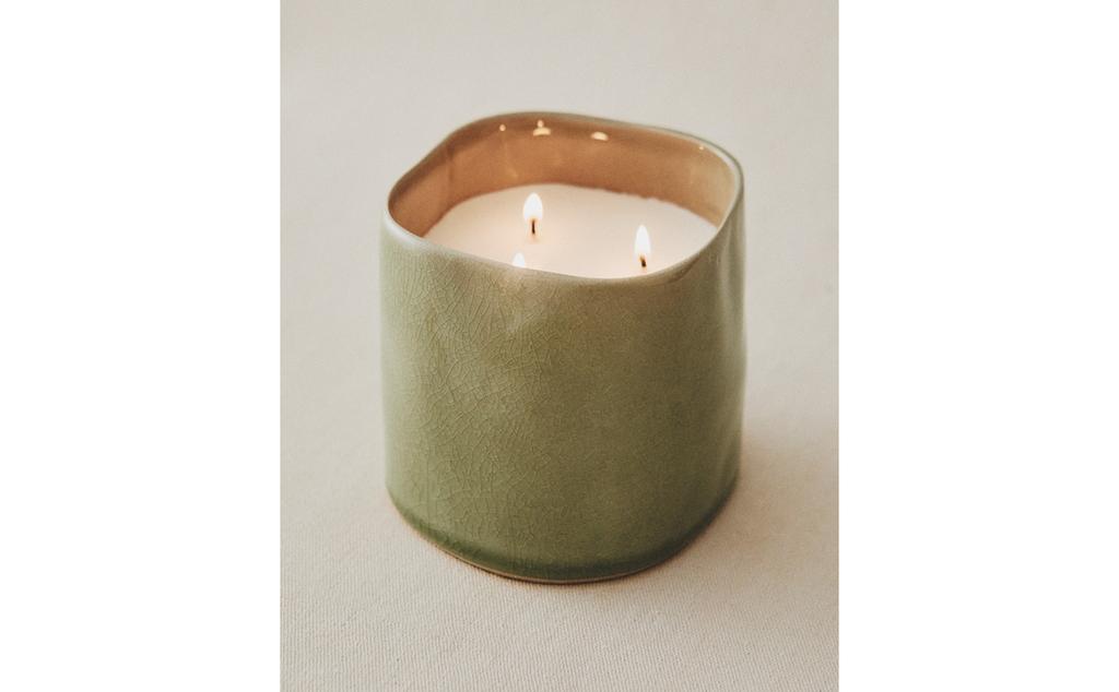 (430 G) MUSKY PETALS SCENTED CANDLE
