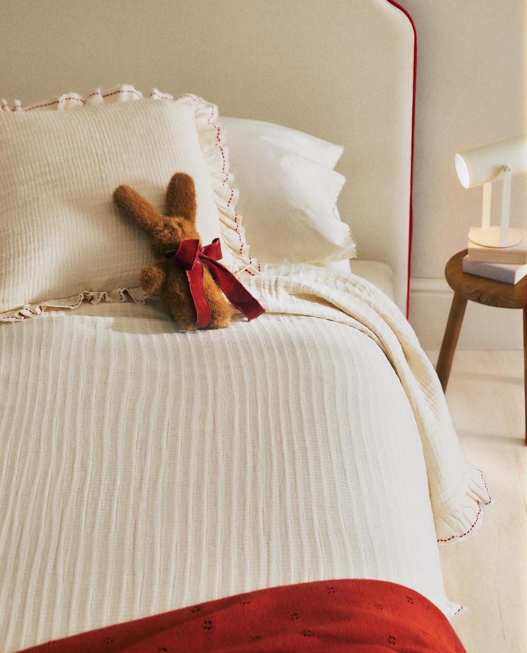 KIDS' TEXTURED BEDSPREAD WITH RUFFLE TRIM