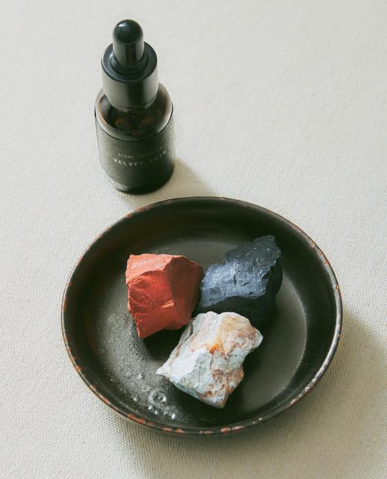 “VELVET CUIR”天鹅绒皮革精油和火山石套装