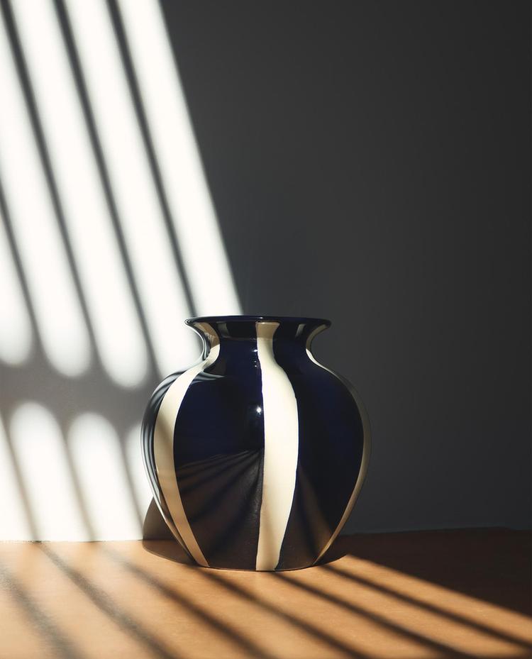 DECORATIVE ROUND CERAMIC VASE