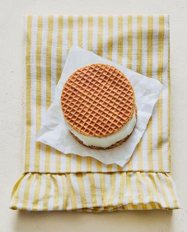 PACK OF RUFFLED COTTON NAPKINS (PACK OF 2)