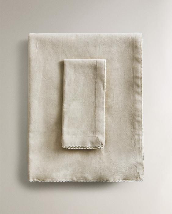 PLAIN SCALLOPED TABLECLOTH