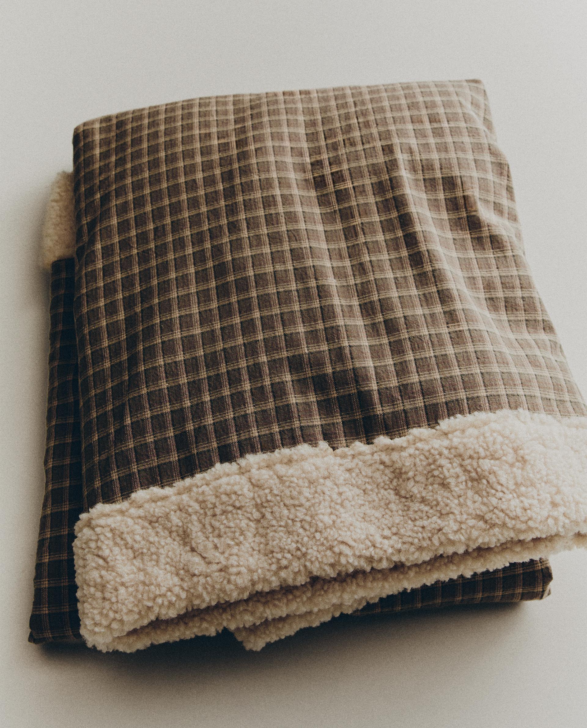 CHECK PET THROW
