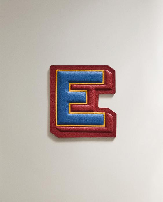 皮革字母 E 补丁