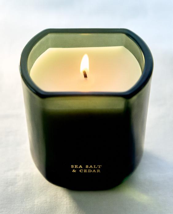 (220 G) SEA SALT & CEDAR SCENTED CANDLE