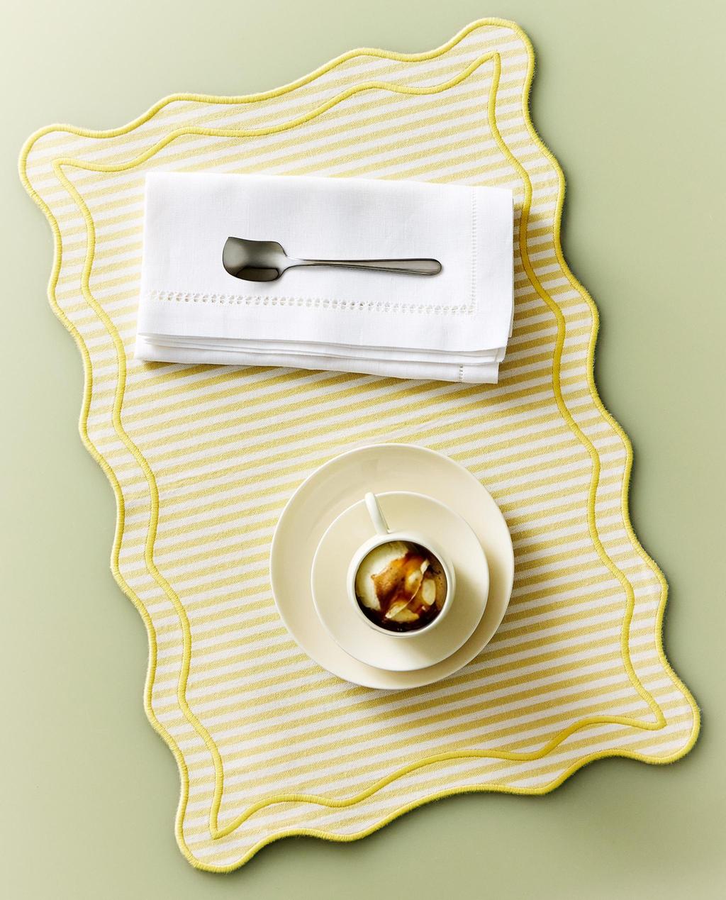 STRIPED SCALLOPED PLACEMAT