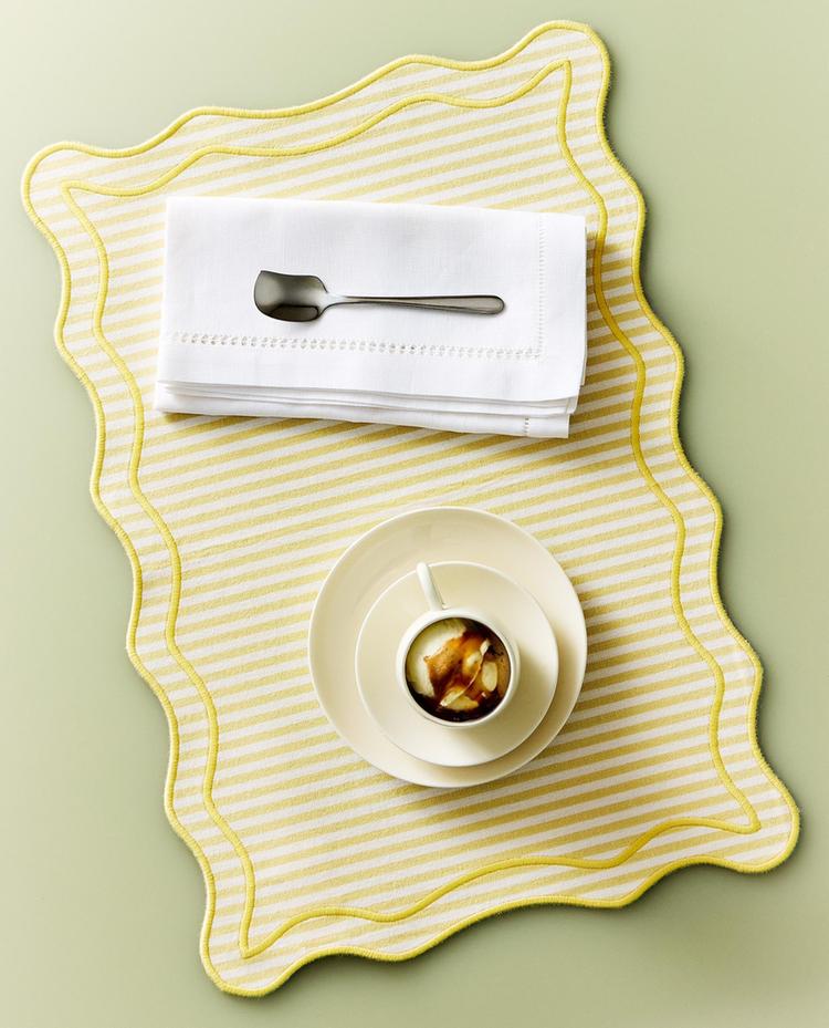 STRIPED SCALLOPED PLACEMAT