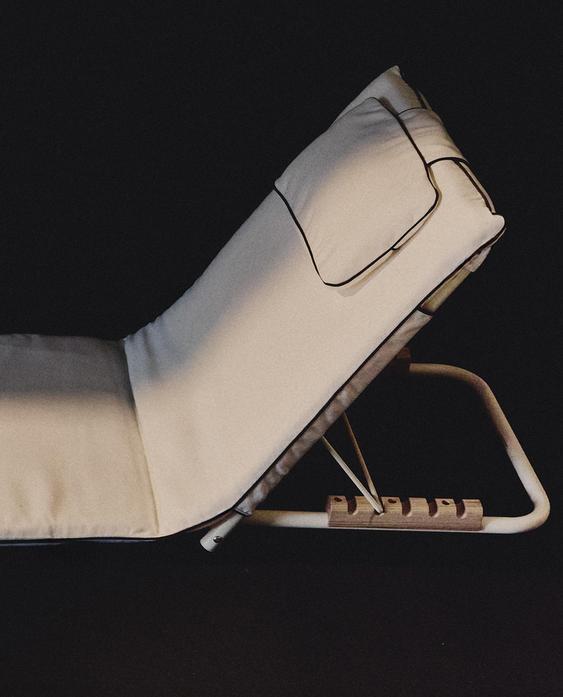 FOLDING BEACH GROUND LOUNGER