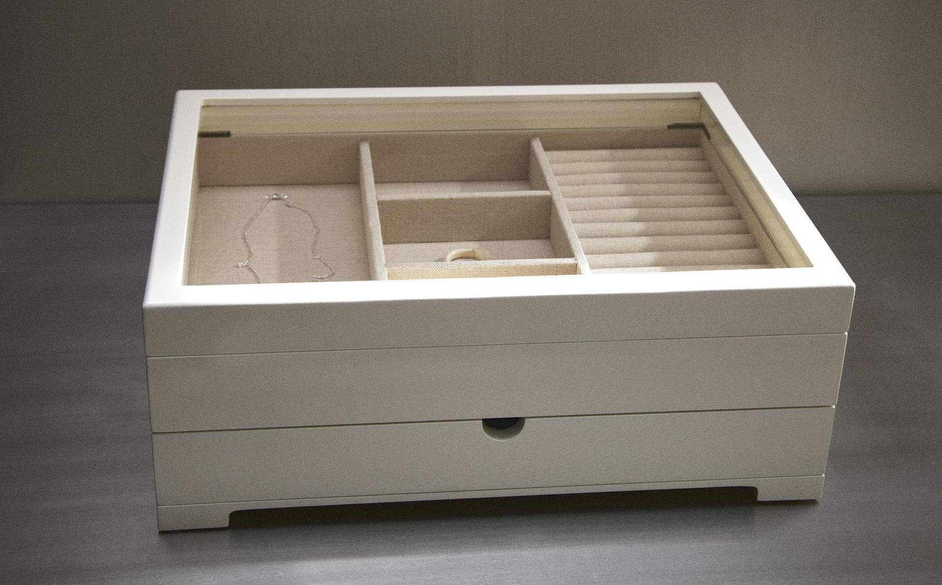 LARGE LACQUERED JEWELLERY BOX WITH LID AND DRAWER