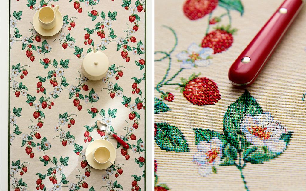 STRAWBERRY JACQUARD TABLE RUNNER