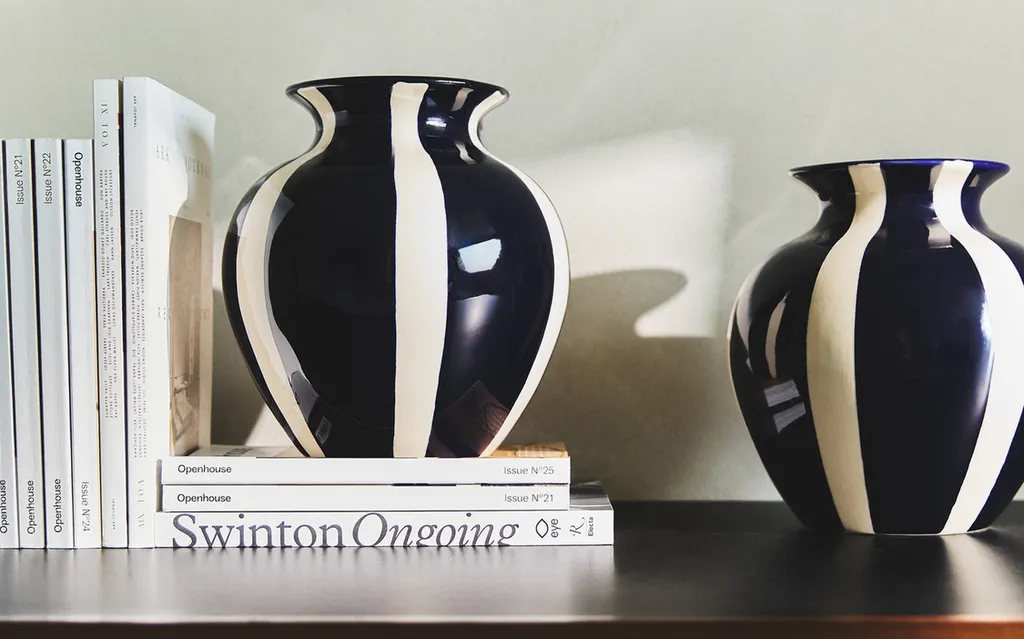 DECORATIVE ROUND CERAMIC VASE