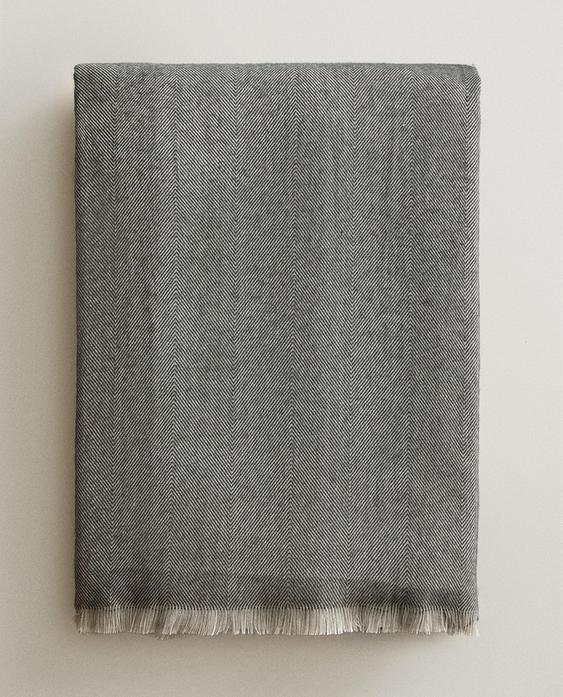 LIGHTWEIGHT BLANKET WITH FRINGING
