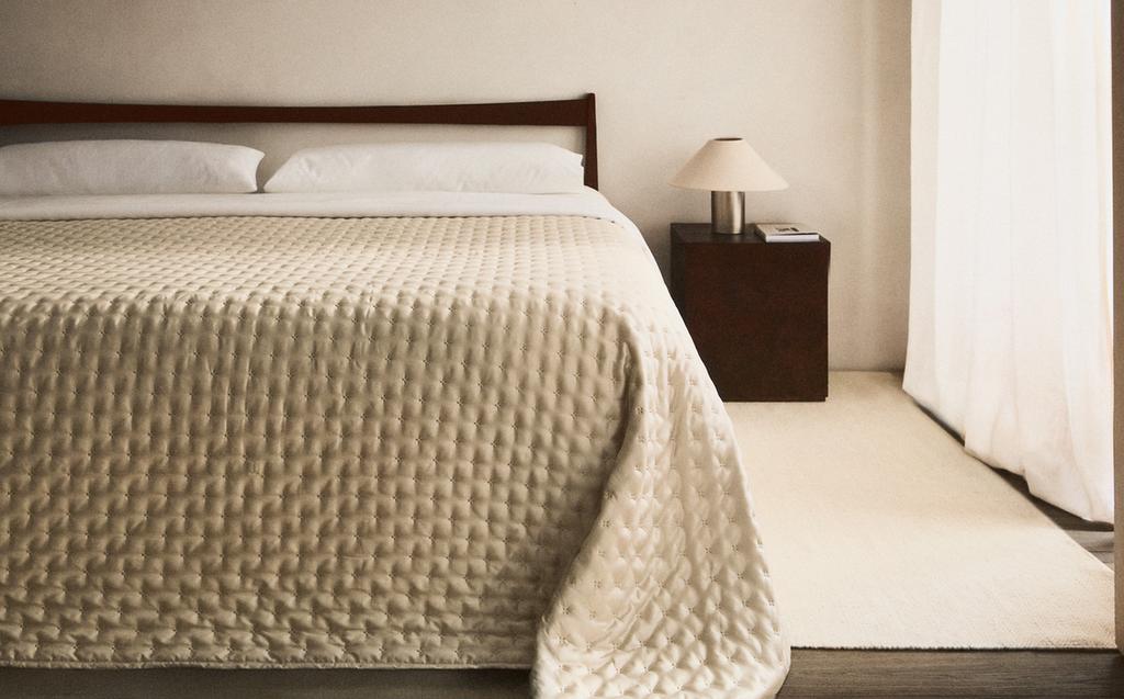 PLAIN QUILTED BEDSPREAD WITH KNOTS