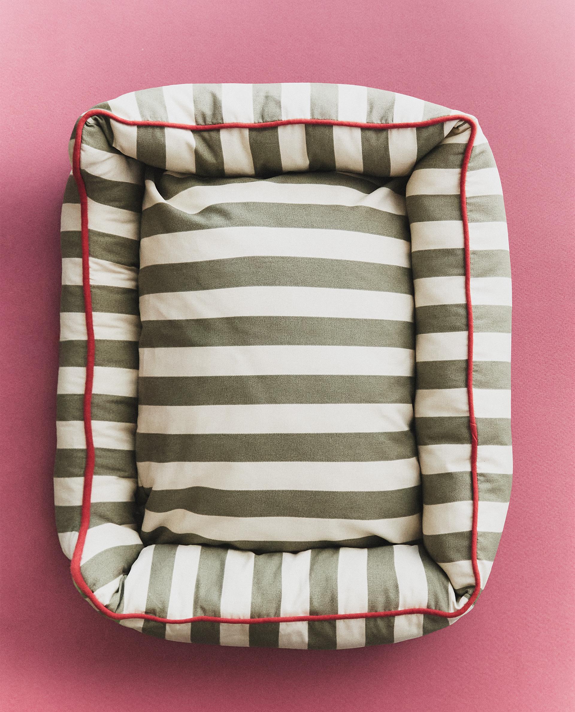 STRIPED PET BED WITH PIPING
