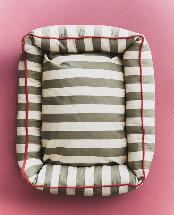 STRIPED PET BED WITH PIPING