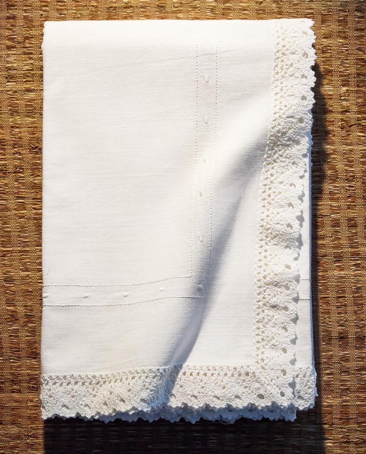 EMBROIDERED COTTON TABLECLOTH WITH LACE TRIM