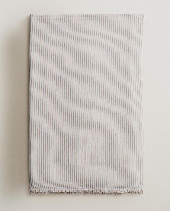 MULTI-PURPOSE THROW WITH LINES