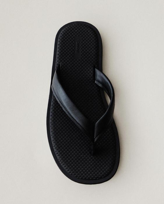 STRAPPY LEATHER TOE DIVIDER SANDALS