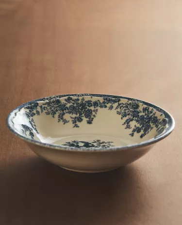 花朵图案陶碗