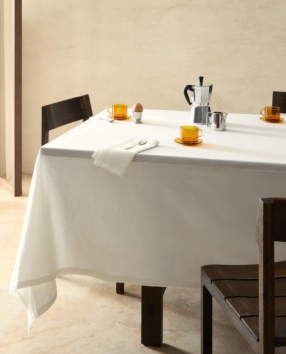 PLAIN SCALLOPED TABLECLOTH