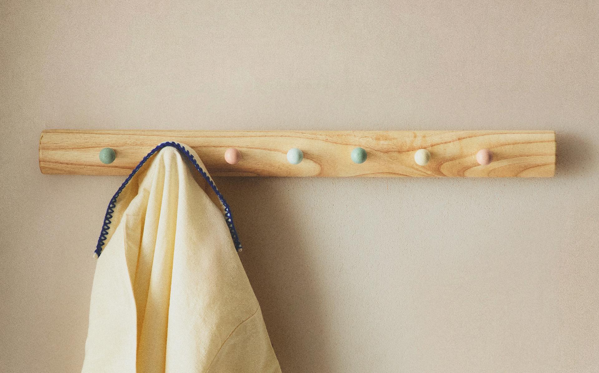 KIDS' MULTICOLOURED WALL HANGER