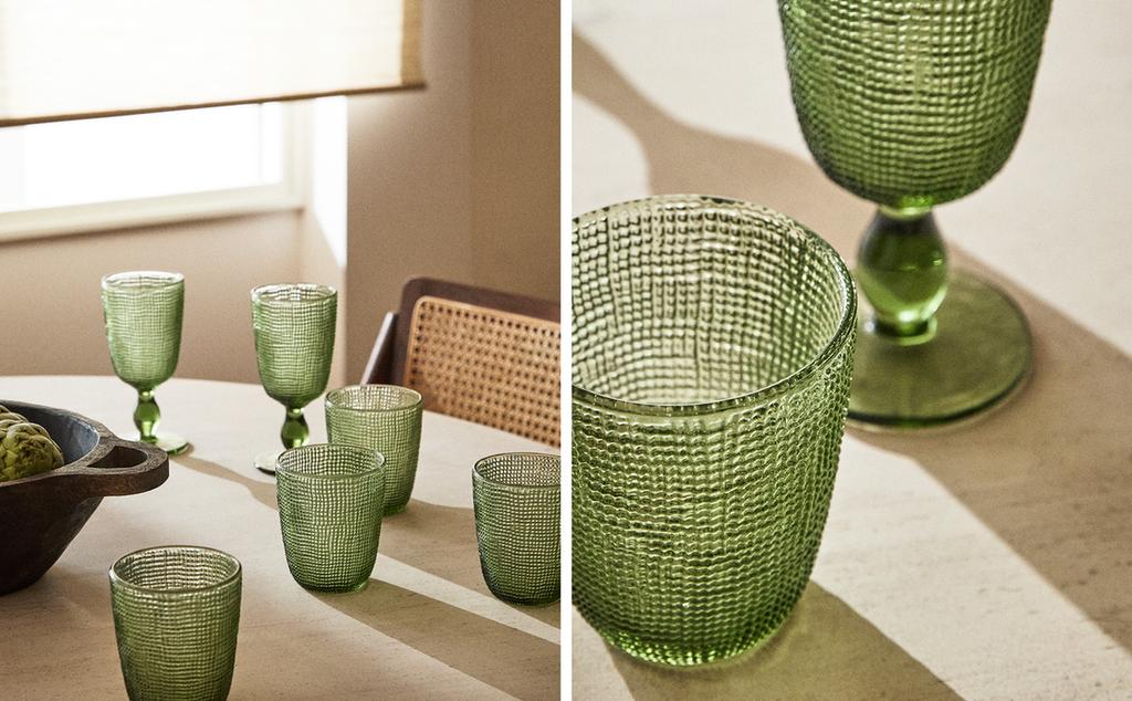 TUMBLER SET WITH RAISED DESIGN