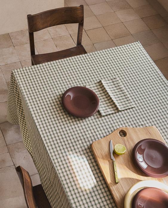 CHECK TABLECLOTH WITH TOPSTITCHING