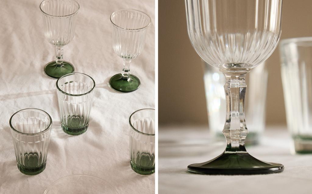 TUMBLER SET WITH RAISED DESIGN AND COLOURED BASE