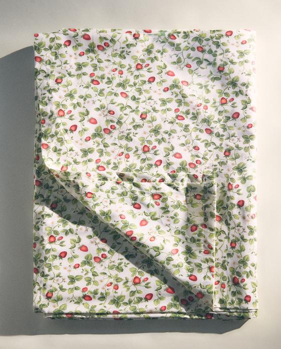 RESIN-COATED STRAWBERRY COTTON TABLECLOTH