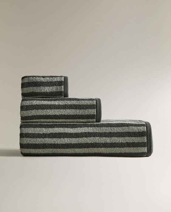 BATH TOWEL WITH COLOURED STRIPES