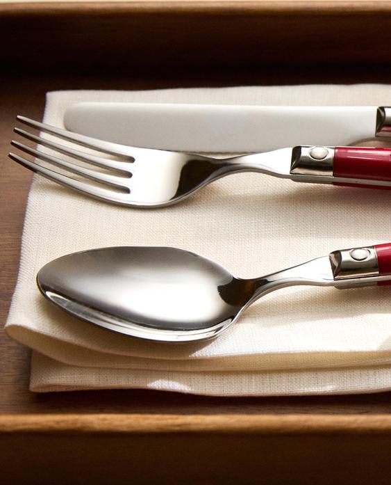 CUTLERY SET WITH RED HANDLE (SET OF 4)