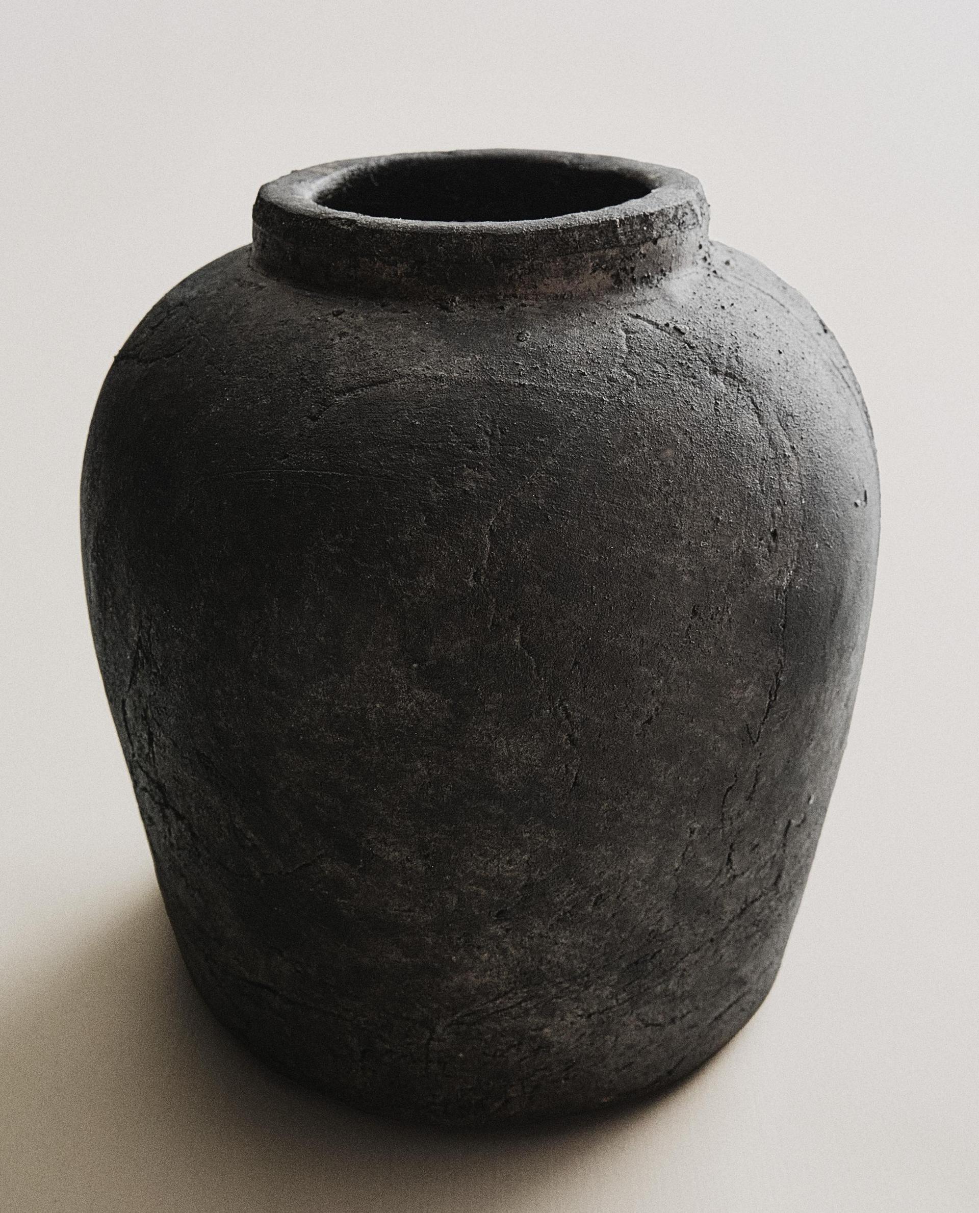 DISTRESSED TEXTURE CERAMIC VASE