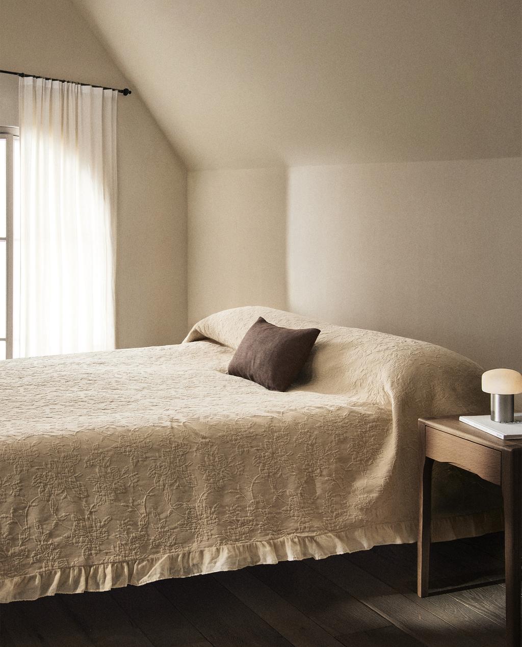 JACQUARD BEDSPREAD WITH RUFFLE TRIM