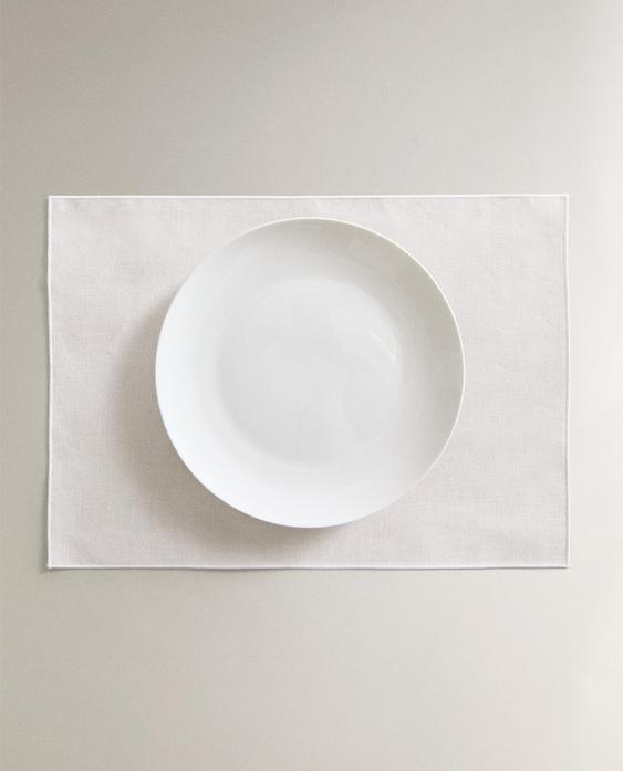 RESIN-COATED PLACEMAT WITH OVERLOCK